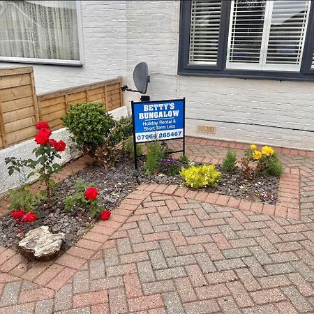 Betty'S Bungalow 랜싱 외부 사진
