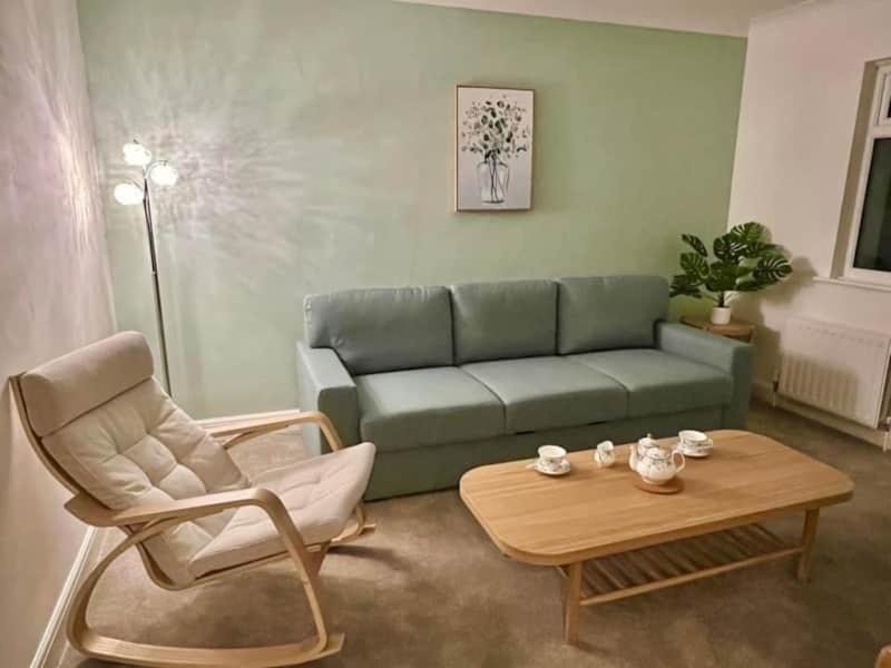 Betty'S Bungalow 랜싱 외부 사진